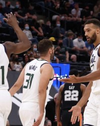  太阳加时险胜掘金登顶西部  